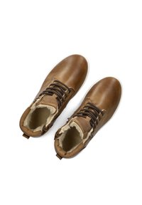 Bruine leren enkellaarzen met witte zolen, een gestructureerde binnenvoering en bruine veters. Voorzien van een trekhaak op de hiel voor gemakkelijk aan- en uittrekken.