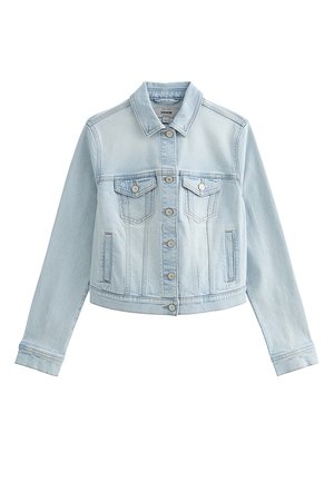 Lichtblauwe spijkerjasje met lange mouwen, knoopsluiting aan de voorkant, twee borstzakken met klep en twee schuine zijzakken, plat neergelegd op een witte achtergrond.