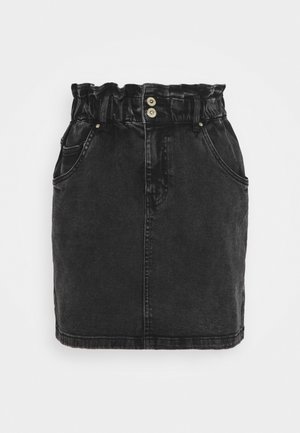 Sort denimnederdel med høj paperbag-talje, to knapper foran og sidelommer, vist på en ensartet hvid baggrund.