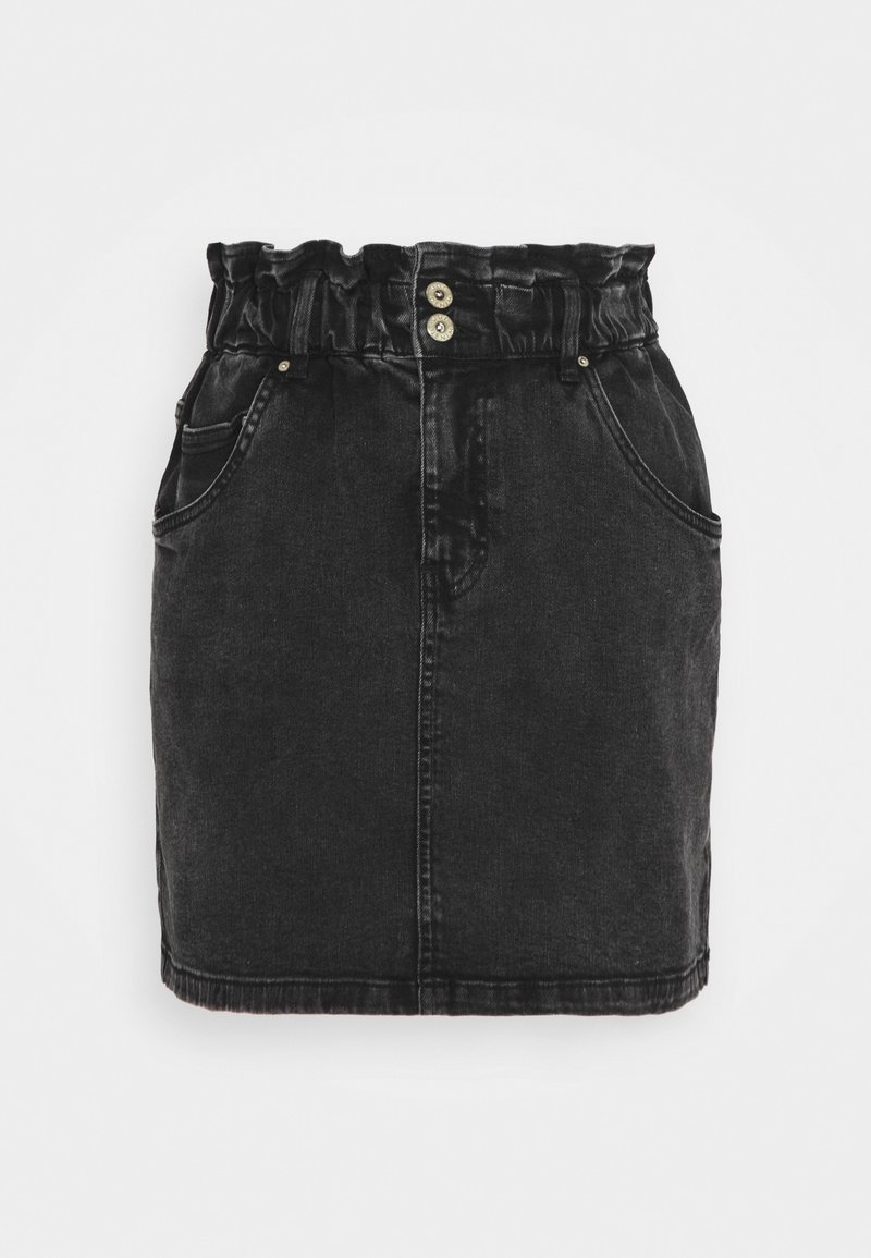 Jupe en denim noir avec taille haute paperbag, deux boutons à l'avant et poches latérales, présentée sur un fond blanc uni.