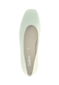 Zapatos planos Gabor en verde claro con punta cuadrada, parte superior de tela suave y plantilla acolchada con marca grabada. Diseño minimalista.
