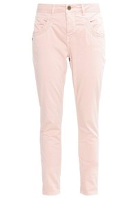 Slim-fit, jasnoróżowe spodnie wykonane z miękkiej bawełny. Posiadają dwie przednie kieszenie z dekoracyjnym szwem i pojedyncze zapięcie na guzik.