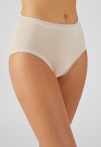 Sous-vêtements beiges taille haute en tissu doux, ornés d'une délicate bordure en dentelle le long de la ceinture et des ouvertures de jambe pour une touche de sophistication.