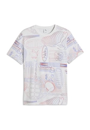 T-shirt blanc à manches courtes Puma avec des imprimés graphiques abstraits bleus et rouges comprenant des logos, des globes et des formes géométriques.