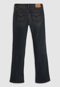 Jean Levi's bleu foncé avec jambes évasées, deux poches arrière et un patch de marque en cuir marron sur la ceinture.