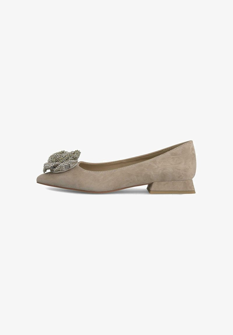 Chaussure plate en suède beige avec un bout pointu et un petit talon carré. Présente une fleur décorative faite de perles métalliques à l'avant.