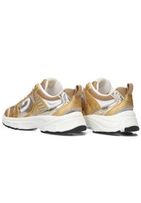 Gouden en zilveren mesh sneakers met witte zolen, voorzien van een textuurontwerp en een gewatteerde enkelkraag. Zwarte rubberen buitenzool voor grip.