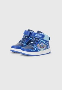 Blå høye sneakers med en sydd design, som har et grafisk bilde av en karakter. Laget av syntetisk materiale med borrelåsrem.