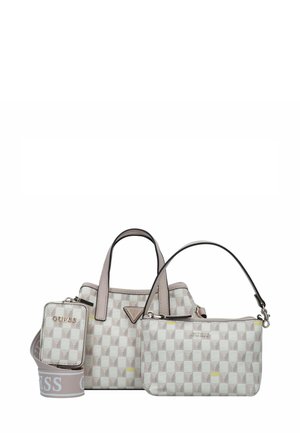 Drei Guess-Taschen mit einem geometrischen Muster in Pastellfarben. Enthält eine Handtasche, eine kleine Schultertasche und eine abnehmbare Tasche. Strukturierte Oberfläche.