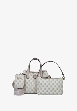 Drie Guess-tassen met een geometrisch patroon in pasteltinten. Bevat een handtas, een kleine schoudertas en een afneembare pouch. Geverfde afwerking.