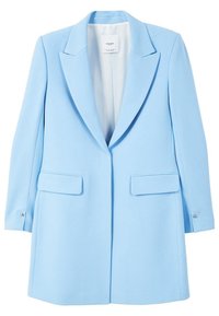 Blazer da donna di colore azzurro chiaro, sagomato, con rever a punta, tasche con pattina e dettagli con bottoni sulle maniche, presentato su sfondo bianco.