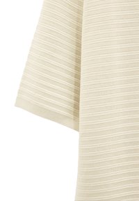 Jasno beżowa dzianina z poziomymi, teksturowanymi paskami. Materiał ma miękki wygląd, z gładką, lekko prążkowaną powierzchnią.