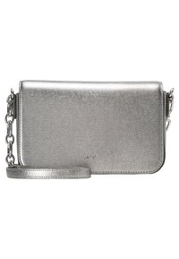 Borsa a tracolla metallizzata argento con finitura testurizzata, cintura a catena e forma rettangolare slim. Presenta un logo sul davanti.
