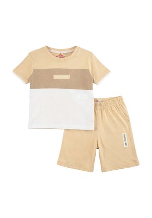 T-shirt à manches courtes à blocs de couleurs beige, marron et blanc, avec short assorti à taille élastique beige, tous deux marqués du logo "Lee Cooper".