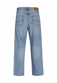 Lichtblauwe denim jeans met een recht gesneden pijp, voorzien van een hoge taille, twee achterzakken en een tan leren label op de tailleband.