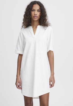 Weißes Leinenkleid mit V-Ausschnitt und kurzen, umgeschlagenen Ärmeln. Einfaches Design, leicht lockere Passform und Oberschenkel-lange Länge. Glatte Textur.