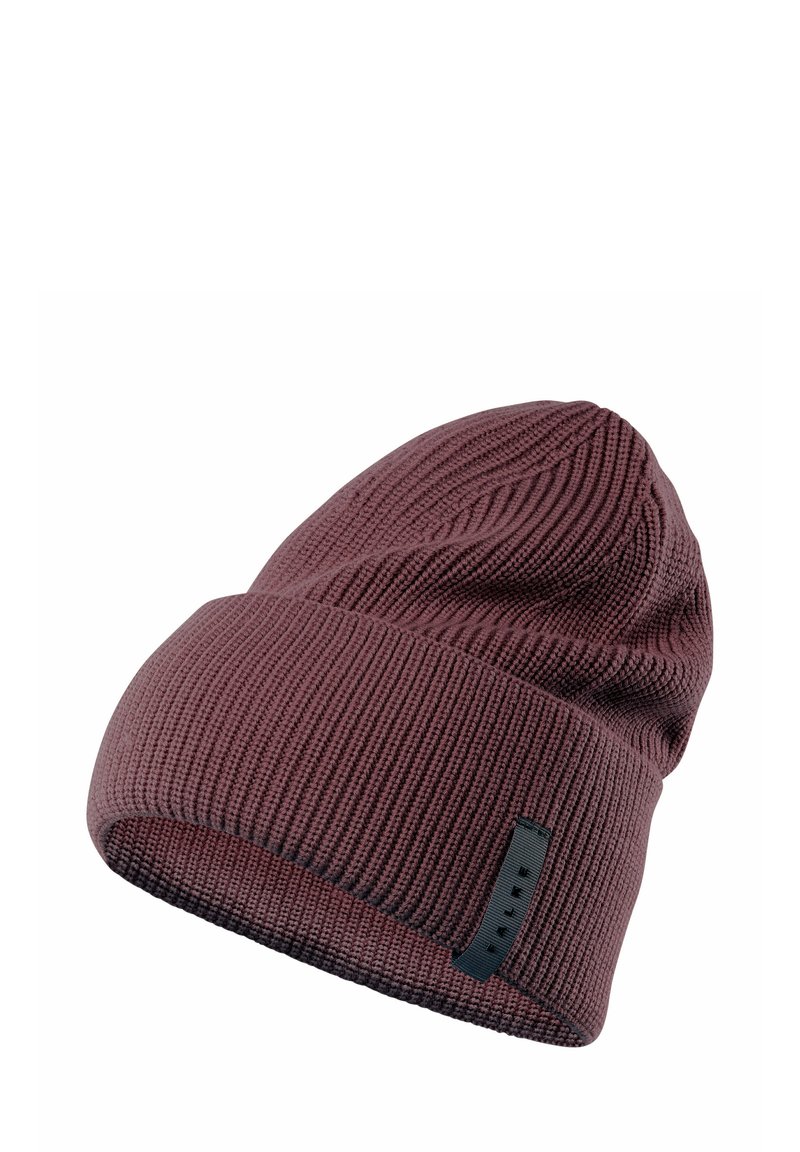 Beanie lavorato a maglia in un profondo bordeaux scuro, con un design testurizzato e un risvolto con un’etichetta di tessuto nera di lato.