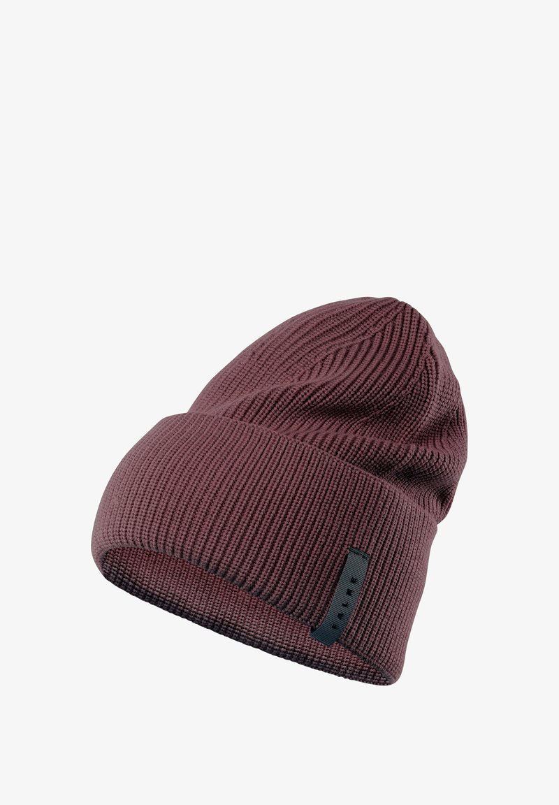 Beanie lavorato a maglia in un profondo bordeaux scuro, con un design testurizzato e un risvolto con un’etichetta di tessuto nera di lato.