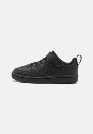 Schwarze Ledersneaker mit gepolstertem Kragen, Schnürdesign, verstellbarem Riemen und strukturiertem Sohlen. Verfügt über Belüftungslöcher und eine hintere Zuglasche.