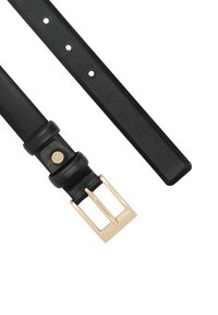 Zwarte leren riem met een gladde afwerking, voorzien van een goudkleurige metalen gesp en gaten voor verstelbare pasvorm. Heeft een afgerond uiteinde.