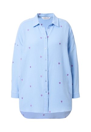 Světlomodrá zmačkaná košile s dlouhým rukávem a knoflíky, s límečkem a rozptýlenými malými fialovými vzory ve tvaru srdce.