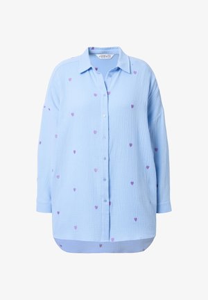 Chemise à manches longues bleu clair froissée avec col, présentant de petits motifs de cœurs violets dispersés.