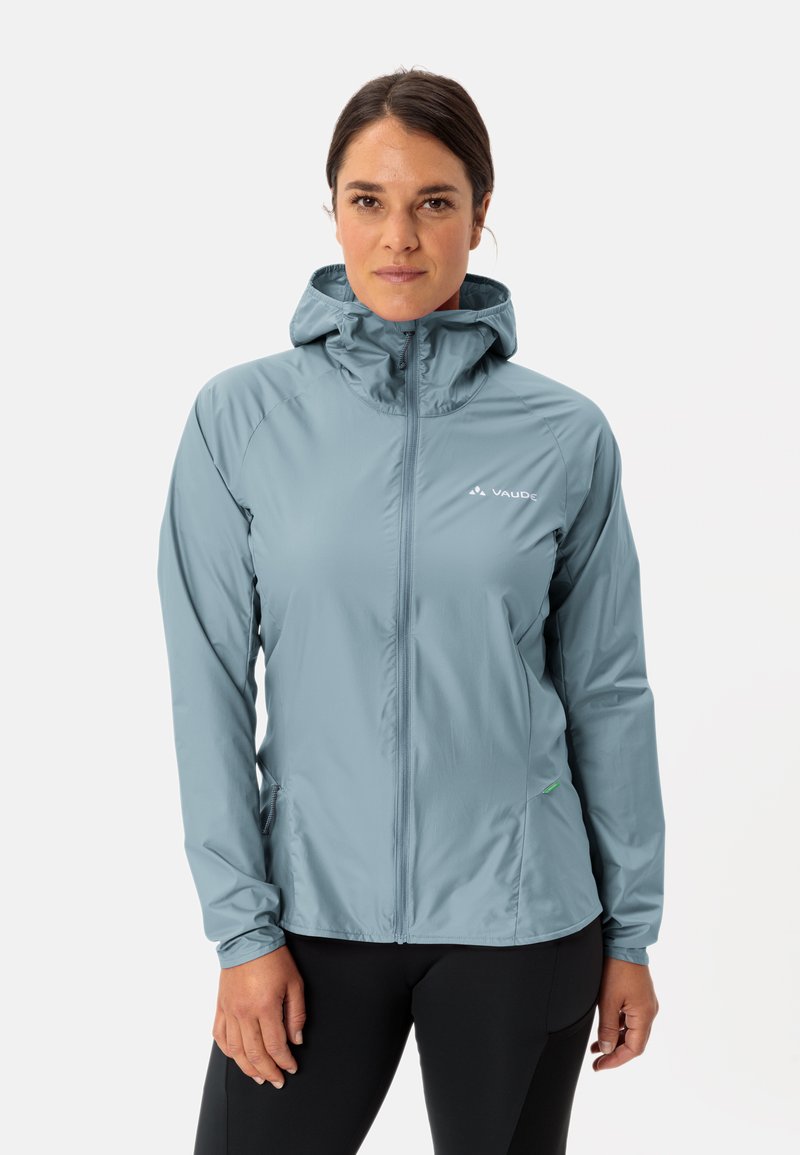 Lichte, met een capuchon, jas van zachtblauwe stof met een voorrits, twee zijzakken en een subtiele logodetails. Gladde textuur en sportieve snit.