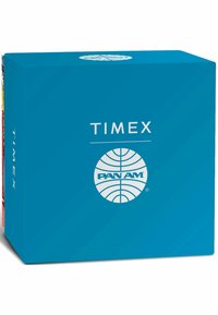 Pudełko na zegarek Timex w jaskrawym niebieskim kolorze z białymi logo Timex i Pan Am. Kwadratowy kształt, gładka faktura i wyrazisty kolor dla wysokiej widoczności.