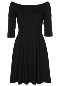 Czarna sukienka bez ramiączek z trzema ćwiartkami rękawów, dopasowana w talii i rozszerzana u dołu. Wykonana z gładkiego materiału jersey. Prosty, jednolity fason.
