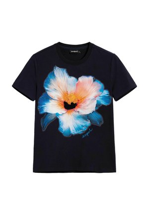 Černé bavlněné tričko s velkým barevným květinovým motivem v odstínech modré, růžové a žluté, s podpisem ve spodní části.