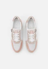 Baskets avec une tige en mesh blanc et en suède rose clair. Présentent une fermeture à lacets, une fermeture éclair latérale et un logo rond sur la languette.