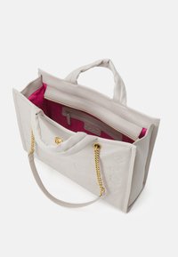 Sac fourre-tout gris clair avec motif embossé, accents en chaîne dorée et intérieur rose vif présentant une poche zippée.