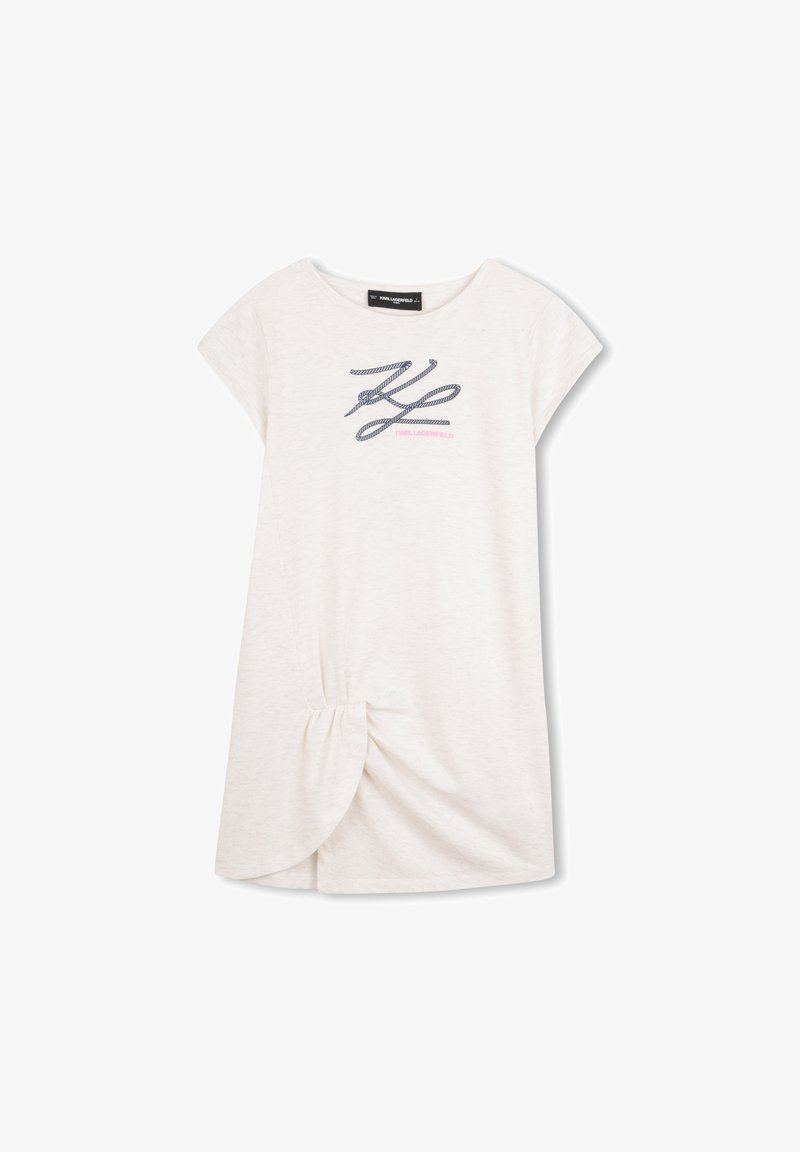 Robe blanche à manches courtes avec un détail noué près de l'ourlet et un logo "KL" en cursive bleu marine au-dessus d'un petit texte rose "KARL LAGERFELD".