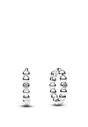 Paire de boucles d'oreilles créoles en argent avec un design de perles arrondies et de petites pierres précieuses claires incrustées dans les anneaux.