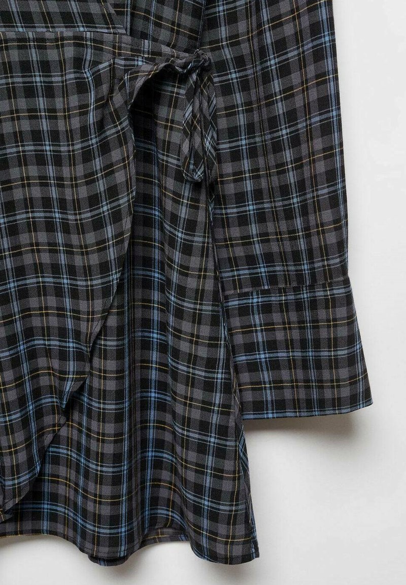 Tessuto a quadri nero e grigio con dettagli blu e gialli. Presenta un design avvolgente con una cintura in vita e un fondo leggermente svasato.