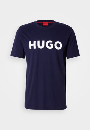 Navyblaues Baumwoll-T-Shirt mit einem weißen "HUGO"-Logo, das zentral auf der Brust platziert ist. Kurze Ärmel und ein runder Ausschnitt.