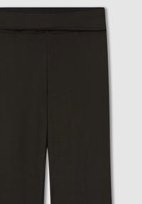 Leggings neri realizzati in un tessuto morbido e elastico. Presentano un ampia fascia in vita elastica e un design senza cuciture per comfort e flessibilità.