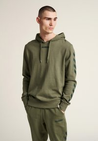 Hummel LEGACY - Felpa con cappuccio - olive