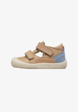 Sandale en cuir beige pour tout-petit avec deux sangles à velcro réglables et talon en daim bleu, semelle en caoutchouc blanche.