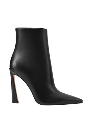 Stivale alla caviglia in pelle nera con punta affusolata, alto tacco a stiletto e superficie liscia e lucida. Presenta un dettaglio intagliato sul tacco.