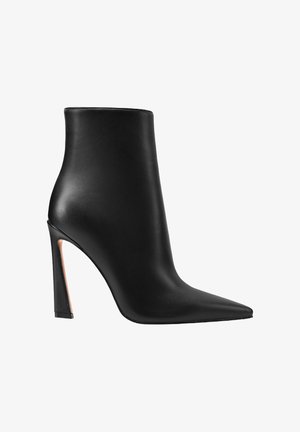 Stivale alla caviglia in pelle nera con punta affusolata, alto tacco a stiletto e superficie liscia e lucida. Presenta un dettaglio intagliato sul tacco.