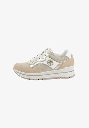 Sneaker da donna beige e bianco con rete, dettagli in suede e metallici, chiusura frontale con lacci e suola in gomma con emblema metallico rotondo decorativo.