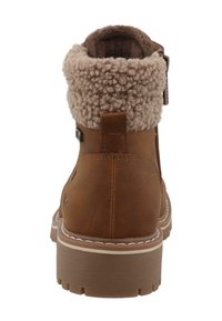 Brązowe botki sięgające kostki, wykonane ze skóry, z puszystym beżowym kołnierzem z futra, tylnym zamkiem błyskawicznym oraz teksturowaną gumową podeszwą z białymi przeszyciami.