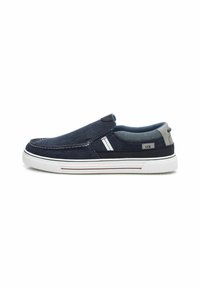 Zapatos náuticos azul marino tipo slip-on con parte superior de lona, suela de goma blanca, acentos en rojo y gris en contraste, y elástico lateral para facilitar el uso.