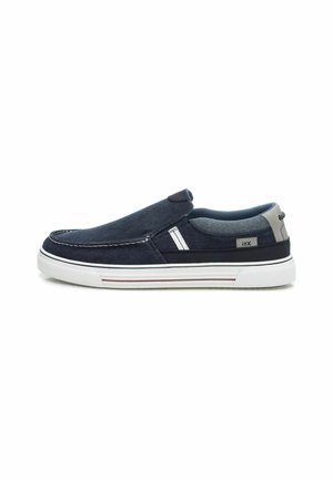 Zapatos náuticos azul marino tipo slip-on con parte superior de lona, suela de goma blanca, acentos en rojo y gris en contraste, y elástico lateral para facilitar el uso.