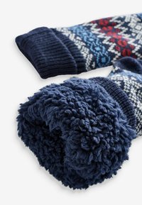Strikkede navy blue handsker med et mønster, der har røde og lyseblå accenter. Blød, fluffy foring ved håndleddet for varme.