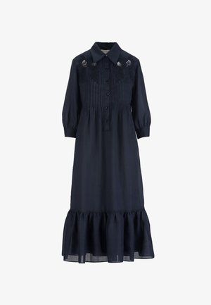 Tengerészkék midi ruha háromnegyedes fodros ujjakkal, gombos elejjel, virágos hímzéssel a mellrészen, pliszírozott, galléros, fodros szegéllyel.