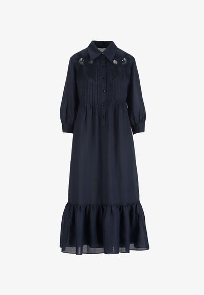 Tmavomodré midi šaty s 3/4 rukávmi s volánmi, zapínaním na gombíky vpredu, kvetinovou výšivkou na hrudi, záhybmi, golierom a volánovým okrajom.