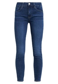 Jeans skinny azul oscuro de mezclilla, con una cintura de altura media, bolsillos frontales y un diseño clásico de cinco bolsillos con detalles de costura sutiles.