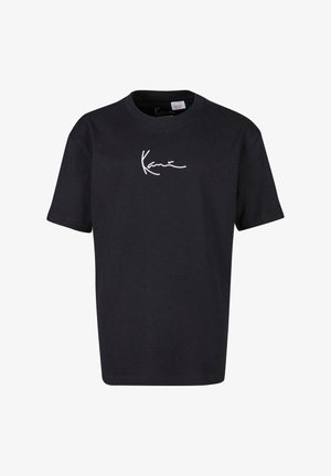 Schwarzes Baumwoll-T-Shirt mit kurzen Ärmeln, Rundhals-Design, mit weißem, geschwungenem Text auf der Vorderseite. Glatte Textur, einfaches Design.